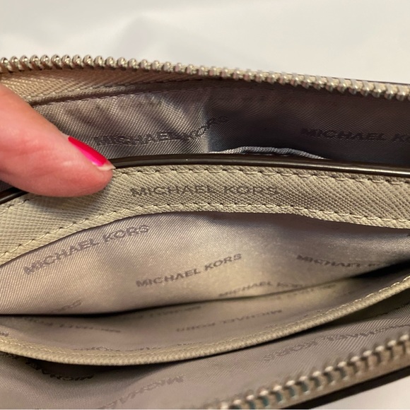 Michael Kors Clutch Bag Mercer Cement Leather Wristlet Women’s Size Large - Picture 7 of 15